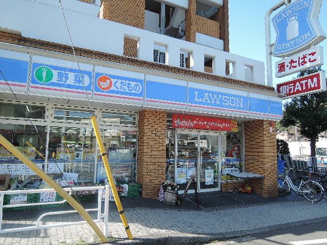 コンビニ　ローソン片倉町駅前店（コンビニ）まで738m