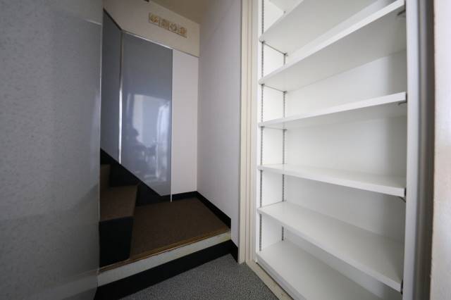 玄関　１０２号室の内装写真参照