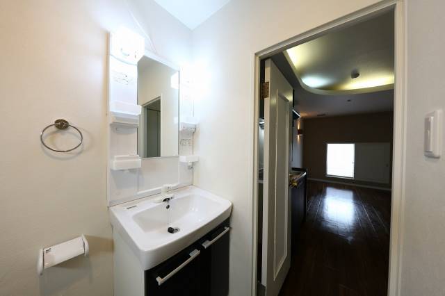 洗面設備　１０２号室の内装写真参照