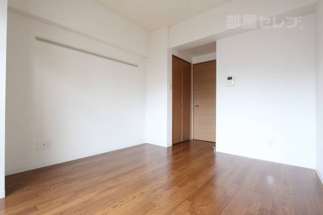 その他部屋・スペース　床の色も落ち着いたタイプです。