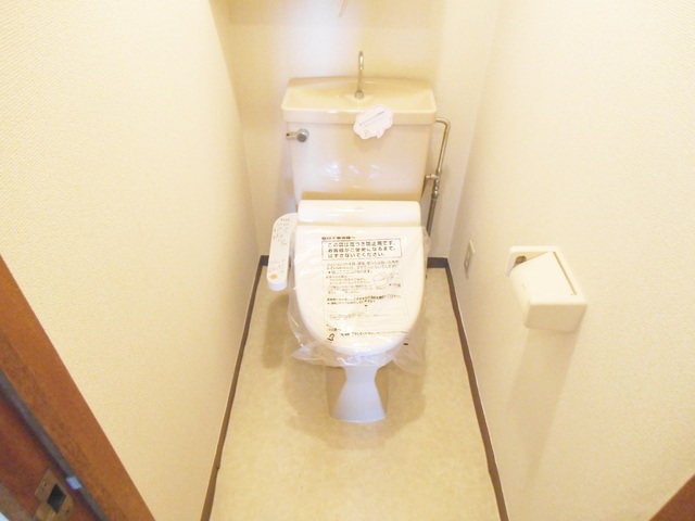 トイレ　温水洗浄機能付きです！