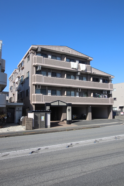 建物外観　鉄筋コンクリート地上４階建てマンションです