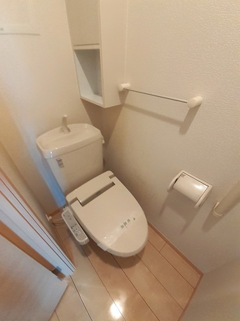 トイレ　温水洗浄便座です。