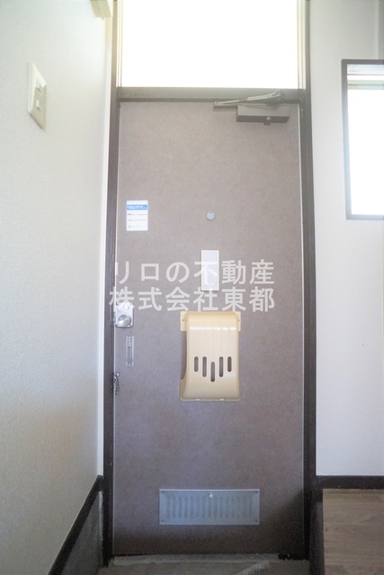 玄関　玄関側からも採光あり！いつでも明るい玄関周り！