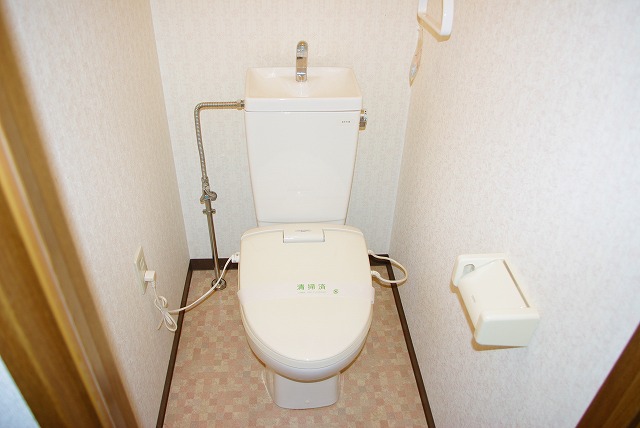 トイレ　落ち着いた色調のトイレです