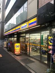 コンビニ　ミニストップ新宿大京町店（コンビニ）まで302m
