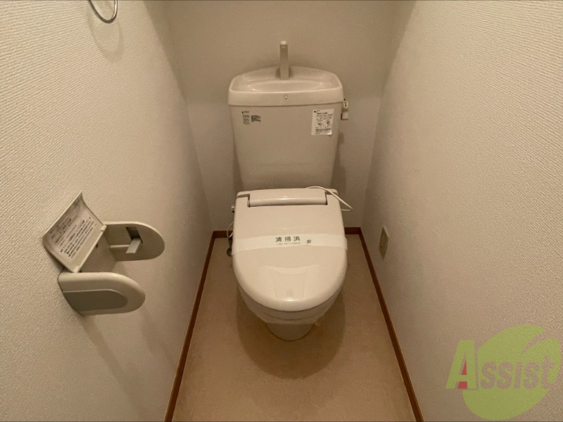 トイレ　トイレは温水洗浄便座になっておりこれが好きな方は多いですね。