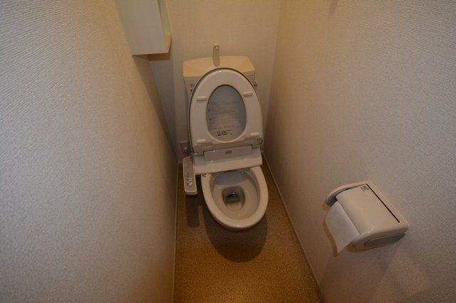 トイレ　温水洗浄便座付きのトイレです♪