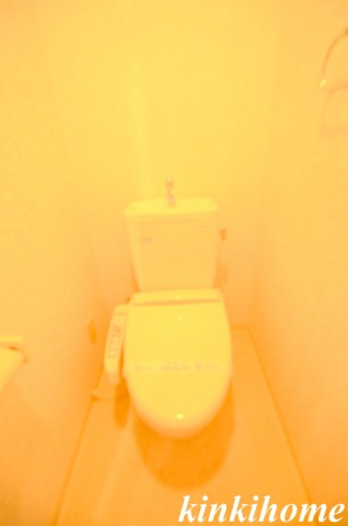 トイレ　写真は別のお部屋のものでございます。