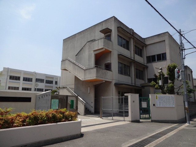 中学校　八尾市立志紀中学校（中学校）まで706m