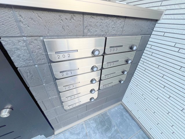 ロビー　ロビーにある各部屋毎のメールボックス。