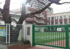 小学校　新宿区立市谷小学校（小学校）まで237m