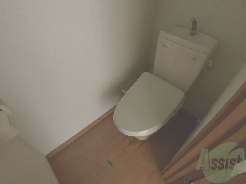 トイレ　トイレになります。温水洗浄便座なので快適に使えそうですね！
