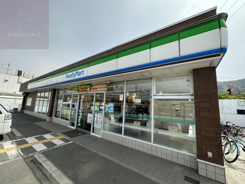 コンビニ　ファミリーマート 八尾郡川店（コンビニ）まで686m
