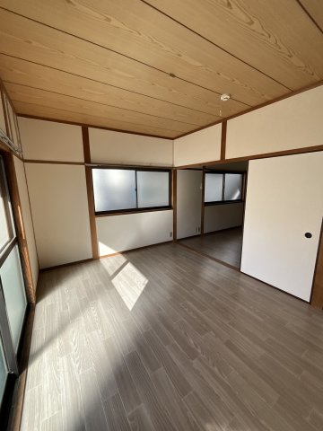 居室・リビング　奥の洋室は、寝室としても、リビングとしてもご利用いただけます