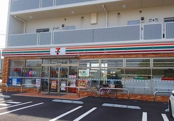 コンビニ　セブンイレブン（コンビニ）まで110m