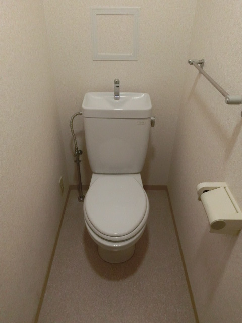 トイレ　シャワートイレも後付できますね。