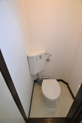 トイレ　同物件、別号室の参考写真です。