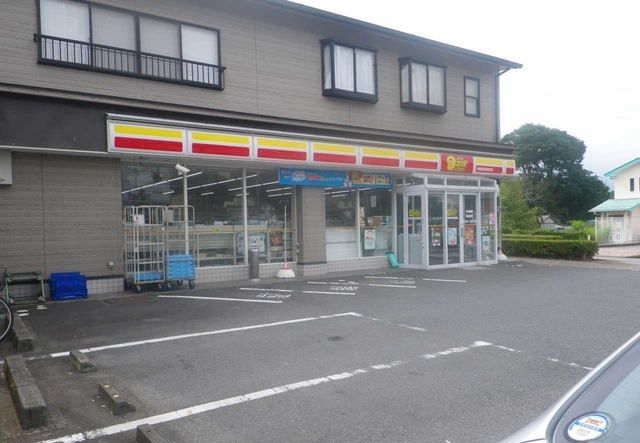 コンビニ　デイリーヤマザキ足柄駅前店（コンビニ）まで400m