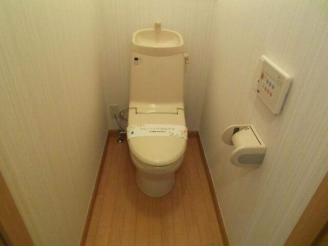 トイレ　温水洗浄便座です