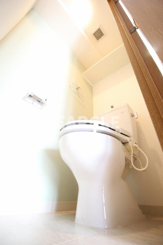 トイレ　落ち着いた色調のトイレです