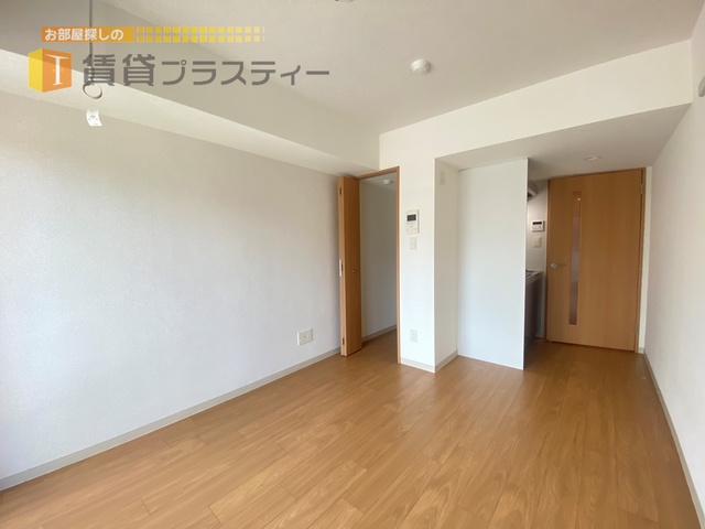 居室・リビング　ウッド調のお部屋です