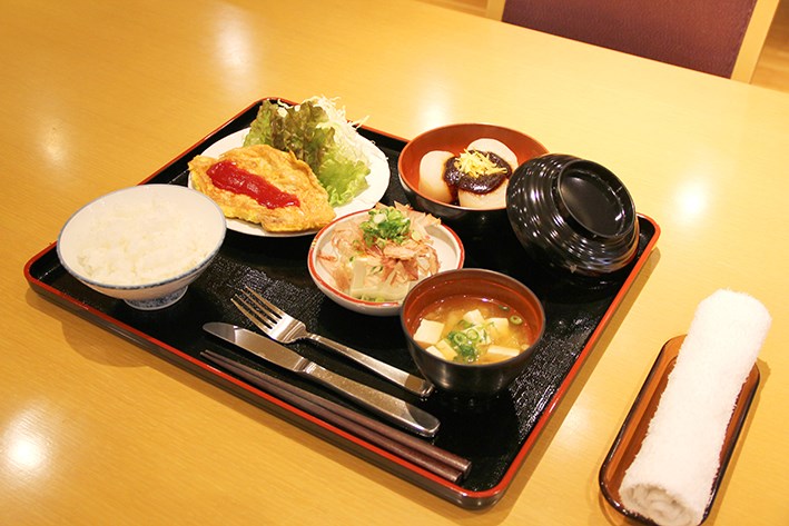 その他　食堂では健康的な朝食・夕食をご提供します(有料)