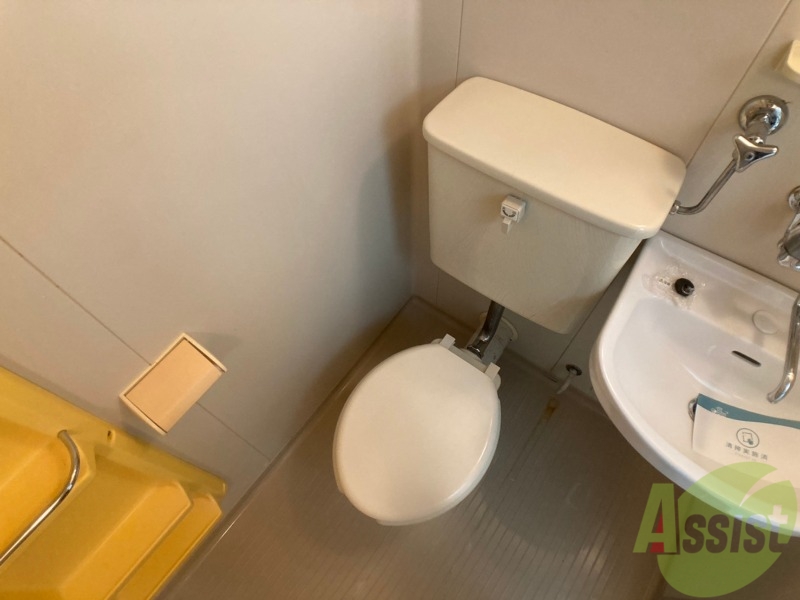 トイレ　トイレです。ユニットバスになってますのでコンパクト。