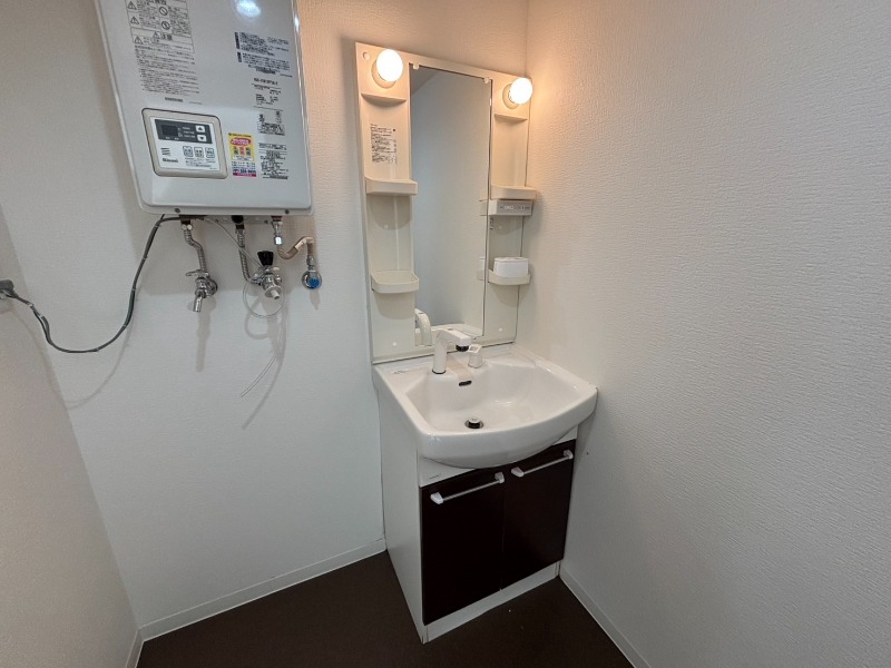 洗面設備　独立洗面台です。大きくてよいですね。シャンプーもできます！
