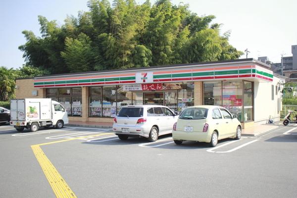 コンビニ　セブンイレブン向日南垣内店（コンビニ）まで80m