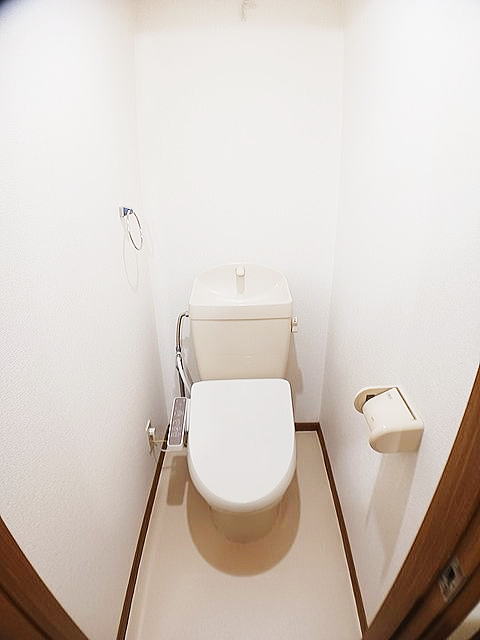 トイレ　嬉しい温水洗浄便座付きです♪