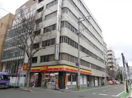 コンビニ　デイリーヤマザキ 博多駅筑紫口店（コンビニ）まで566m
