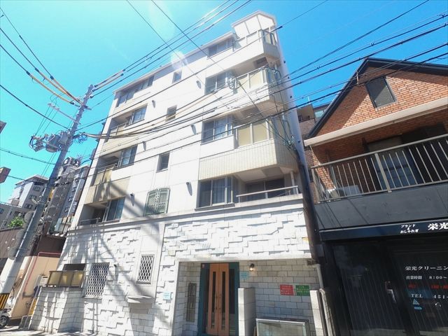 建物外観　ホワイトのキレイなマンション。