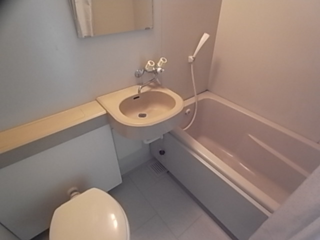 バス・シャワールーム　ユニットバスだと、お風呂洗いついでにトイレもキレイにできちゃ