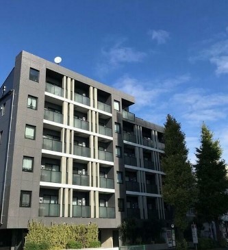 建物外観　鉄筋コンクリート造のがっちりとした建物。