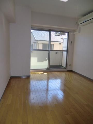 居室・リビング　南向きのお部屋　照明とエアコン付き