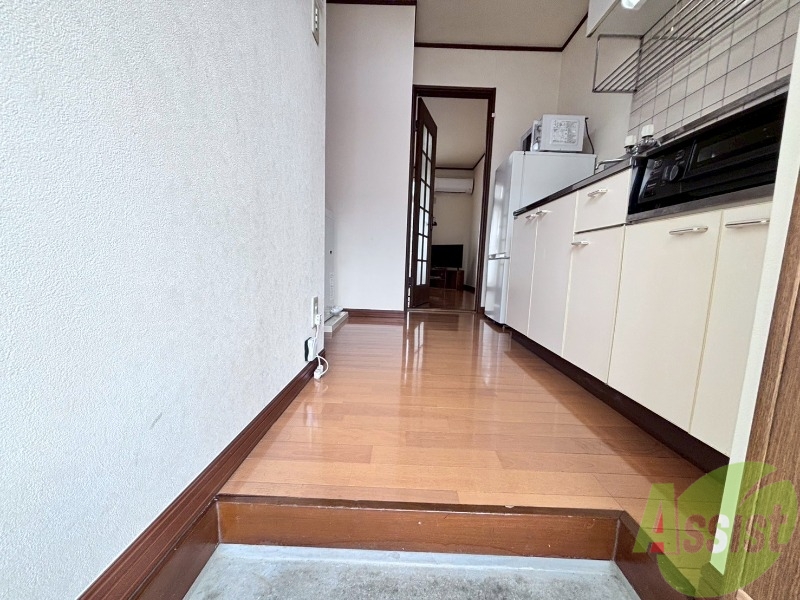 玄関　こちらは玄関になります。照明設備もございます。