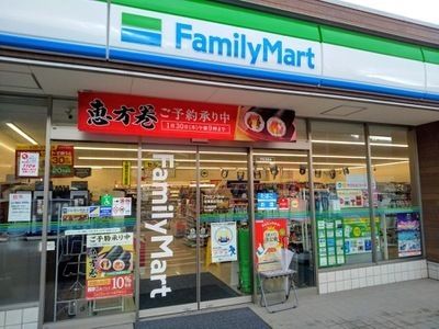 コンビニ　ファミリーマート（コンビニ）まで220m