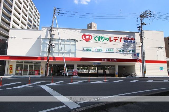 ドラックストア　くすりのレディ鹿田本町店（ドラッグストア）まで158m