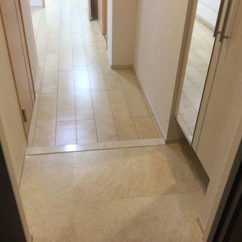 玄関　※別部屋の参考写真です。