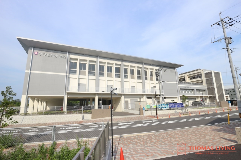 小学校　北九州市立ひびきの小学校（小学校）まで692m