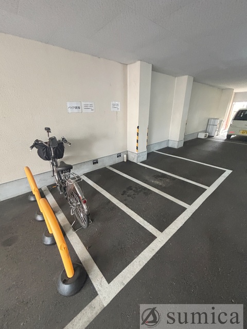 その他共有部分　屋根付きバイク置き場が嬉しいです♪♪