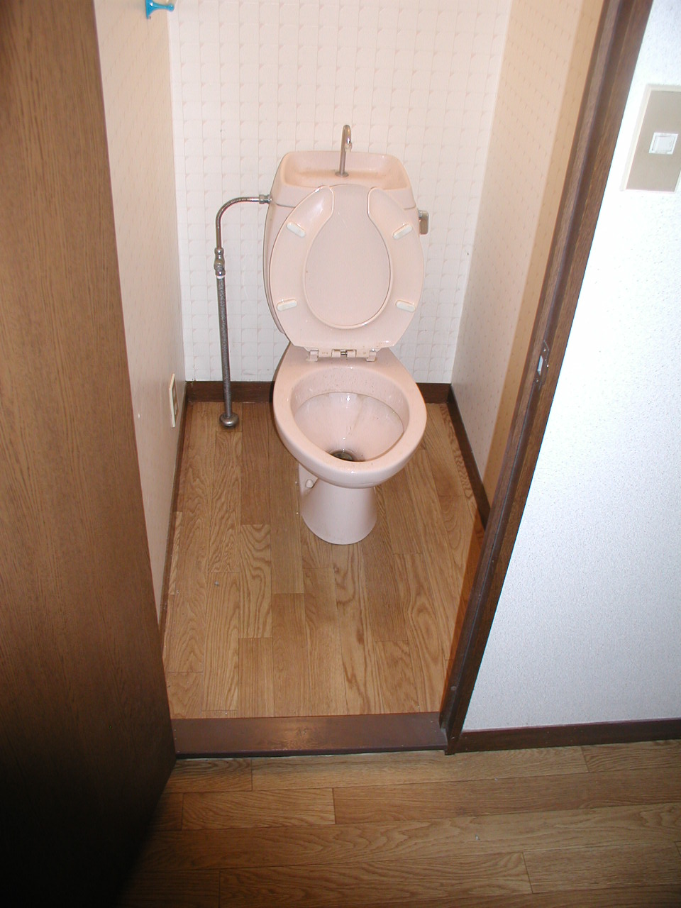 小田急線 祖師ケ谷大蔵駅 徒歩18分 2階建 築37年のトイレ写真