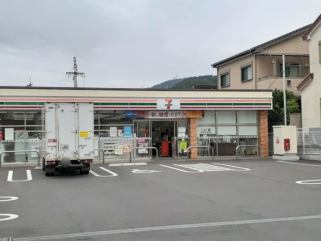 コンビニ　セブンイレブン様（コンビニ）まで980m