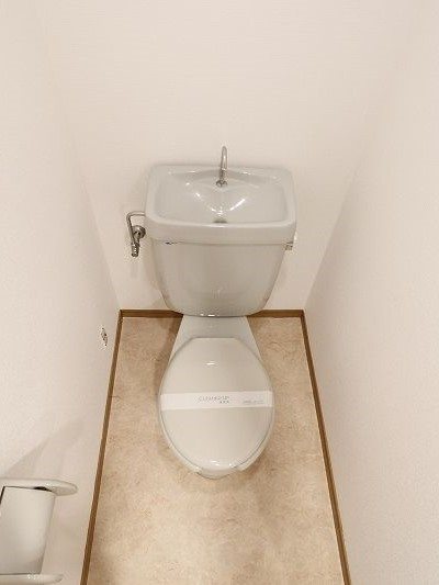 トイレ　別号室タイプの為、現状を優先致します。