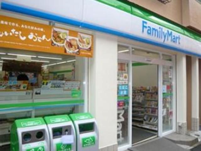 コンビニ　ファミリーマート高円寺パル商店街店（コンビニ）まで70m
