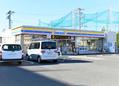 コンビニ　ミニストップ　津栗真町屋店（コンビニ）まで395m