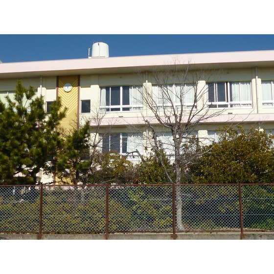 小学校　碧南市立鷲塚小学校（小学校）まで840m