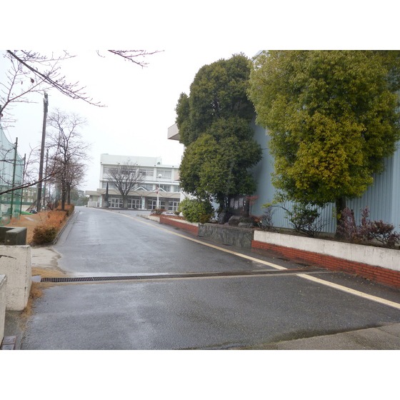中学校　碧南市立東中学校（中学校）まで2101m