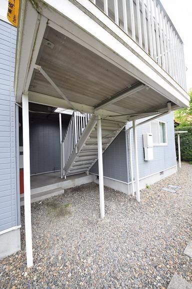エントランス　雨でも安心の内階段